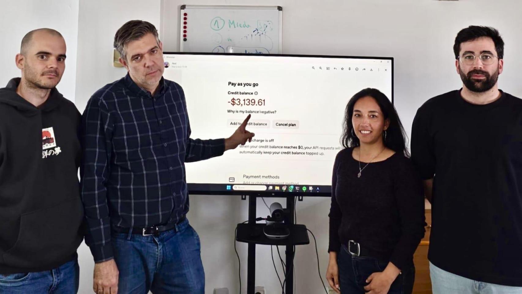 Diego J. Pavón y su equipo de Anukys Europe mostrando el facturón que les ha llegado de Open AI.