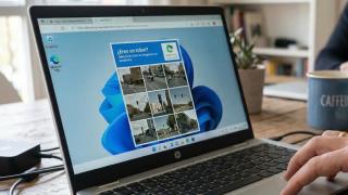 Imagen creada con IA que muestra a un usuario resolviendo un reCAPTCHA en un portátil.
