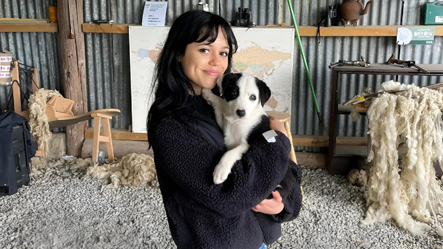 Jenna Ortega, actriz, con una perrita en brazos.