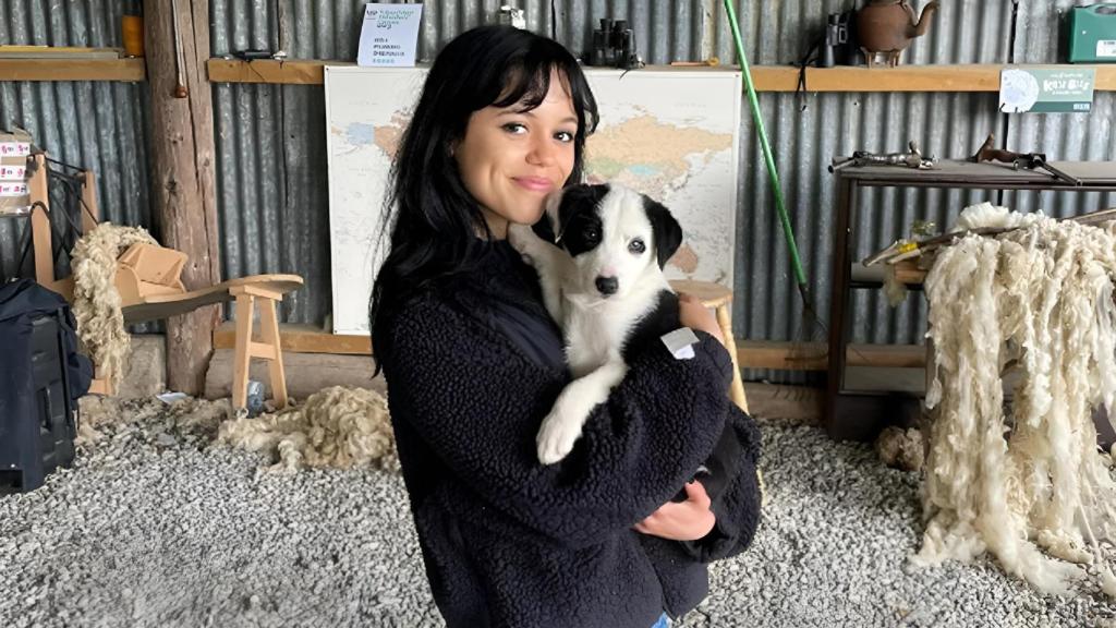 Jenna Ortega, actriz, con una perrita en brazos.