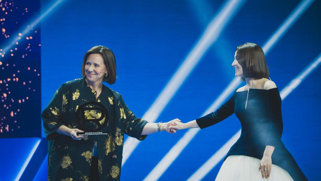 Cruz Sánchez de Lara, vicepresidenta ejecutiva de EL ESPAÑOL y editora de Magas y Lifestyle, entrega el Premio L'Oréal Paris 'Tú lo vales' a Teresa Sanjurjo durante la gala de la XIII edición de 'Las Top 100 Mujeres Líderes'.