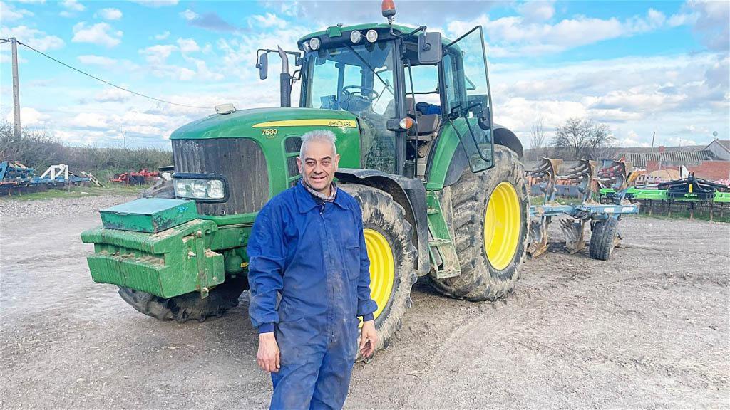 Pedro Velasco con su tractor en Bobadilla del Campo.