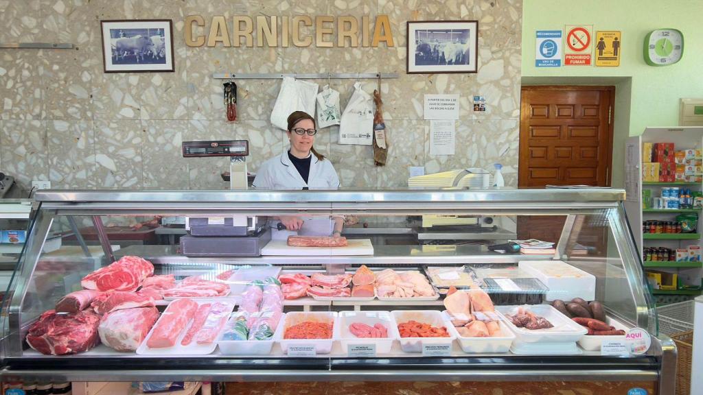 Saray Alonso al frente de la carnicería de Carpio.
