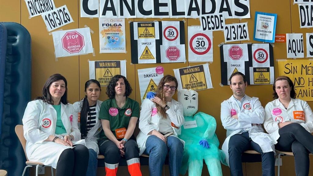 Médicos encerrados en el centro de salud Olimpia Valencia de Vigo.
