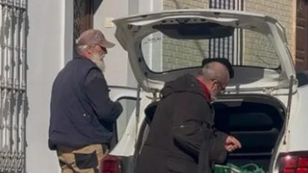 Los hermanos Juli y Lolo, en Hornachos, antes de ser detenidos por el asesinato de Francisca Cadenas.