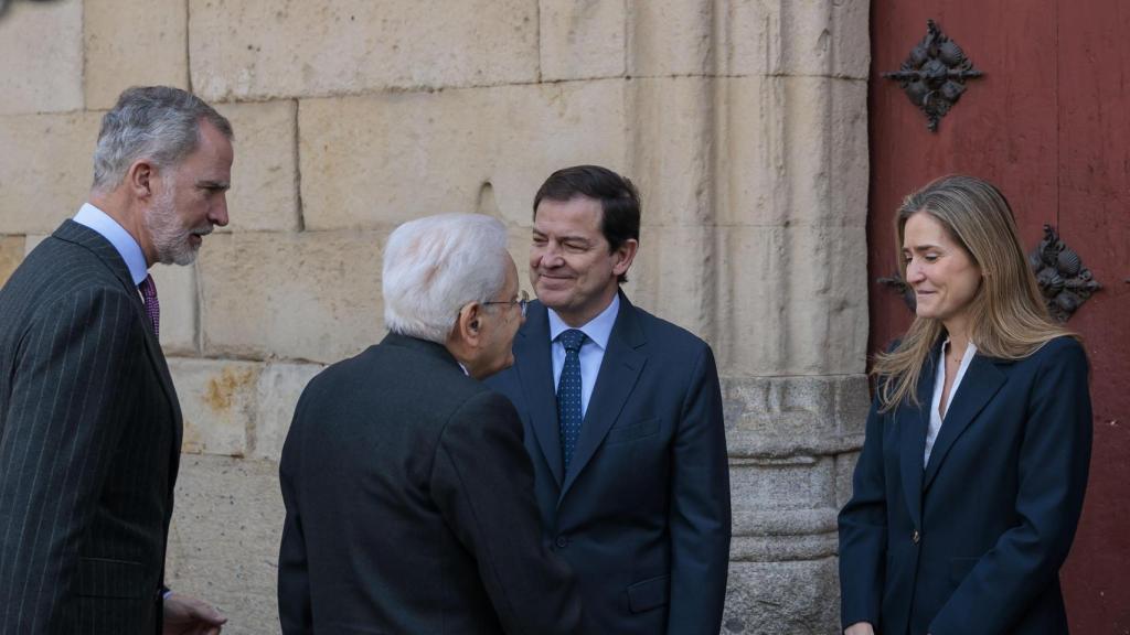 S.M. Felipe VI y Sergio Mattarella en la entrada de la fachada del edificio de la Universidad de Salamanca..