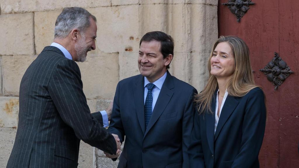 El presidente de la Junta, Alfonso Fernández Mañueco saluda a S.M. Felipe VI.