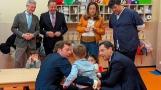 El presidente de la Junta de Andalucía, Juanma Moreno, en la escuela infantil Los Molares.