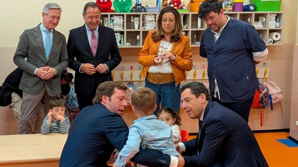 El presidente de la Junta de Andalucía, Juanma Moreno, en la escuela infantil Los Molares.