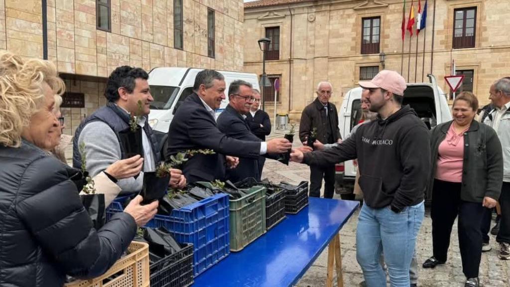 El presidente y demás miembros de la Diputación de Zamora repartiendo plantas en la Plaza de Viriato.
