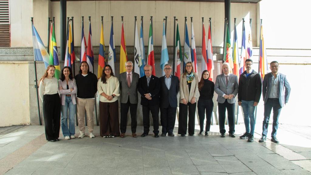 Foto de familia previa al desayuno con periodistas celebrado en la sede de la OEI.