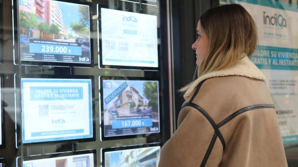 Una persona viendo un portal de ofertas de viviendas en Zaragoza