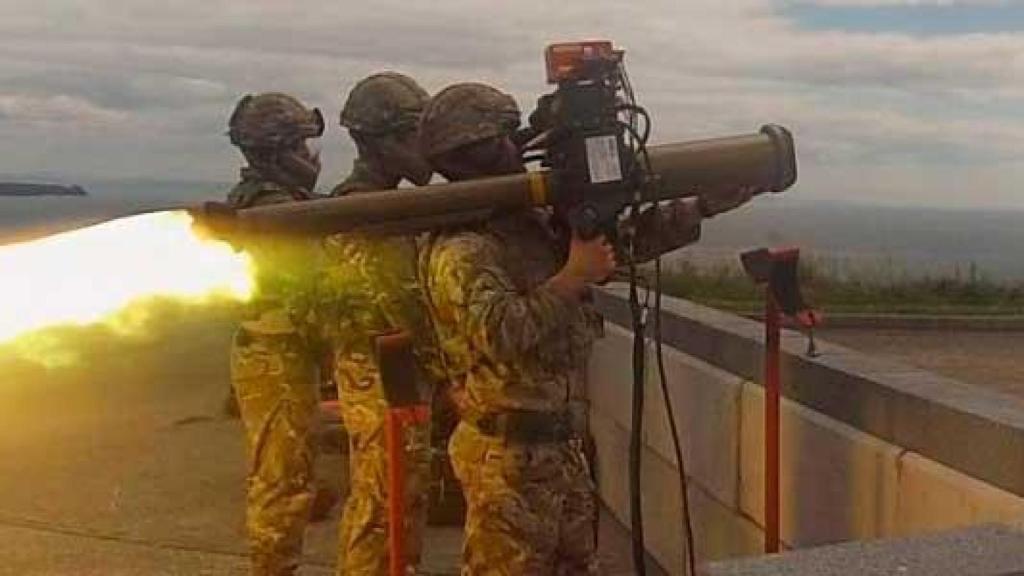Royal Marines del Reino Unido probando un sistema de misiles multipropósito ligero guiado por láser (LMM).