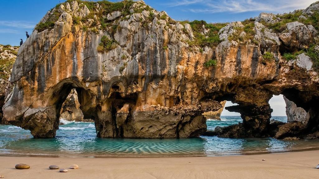 La Playa de las Cuevas, en Llanes (Asturias).