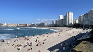 Playa de Riazor y paseo marítimo de A Coruña este jueves 19 de marzo.