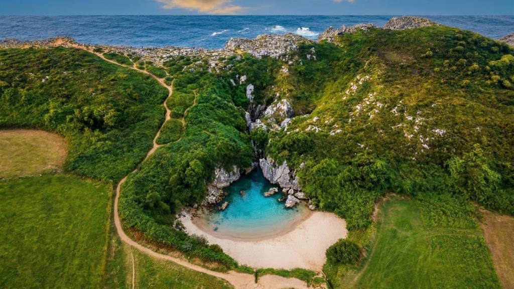 La Playa de Gulpiyuri, en Llanes (Asturias).