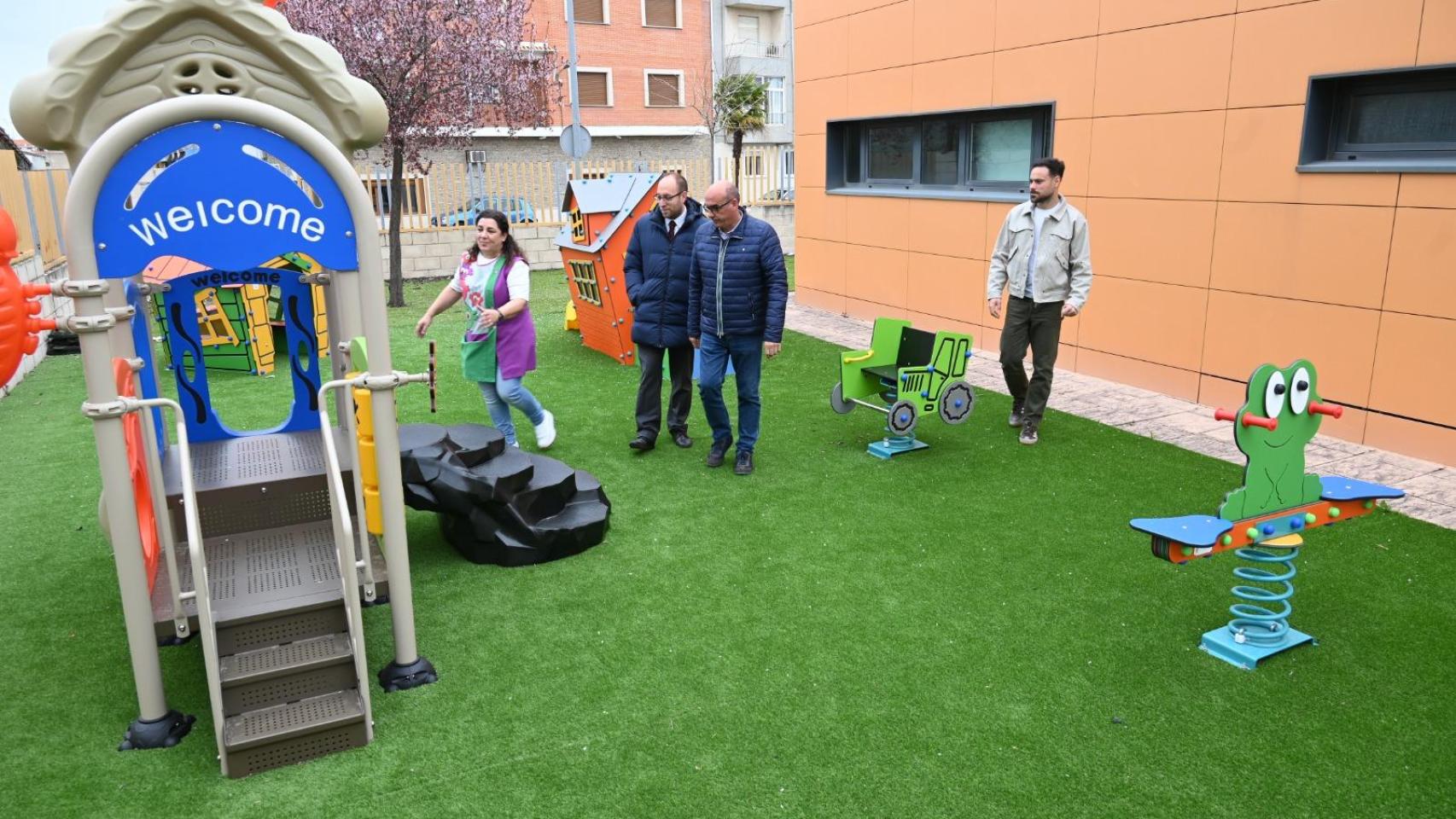 El alcalde, Marcos Iglesias acompañado por sus concejales durante la visita a uno de los colegios recién reformados.