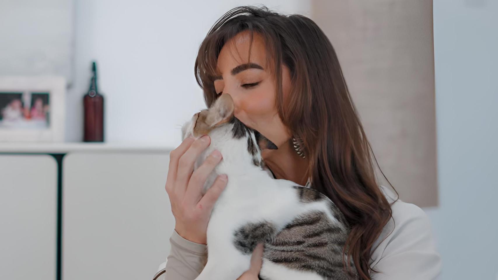 Dina con su gata.