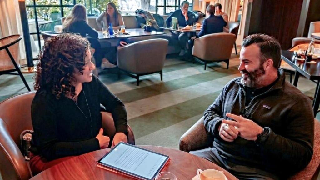 Noelia Hernández Nieto, periodista en DISRUPTORES - EL ESPAÑOL, y John Hultquist, Chief Analyst del Google Threat Intelligence Group, en un momento de la entrevista.