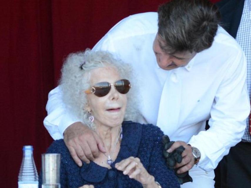 Cayetano Martínez de Irujo y su madre.