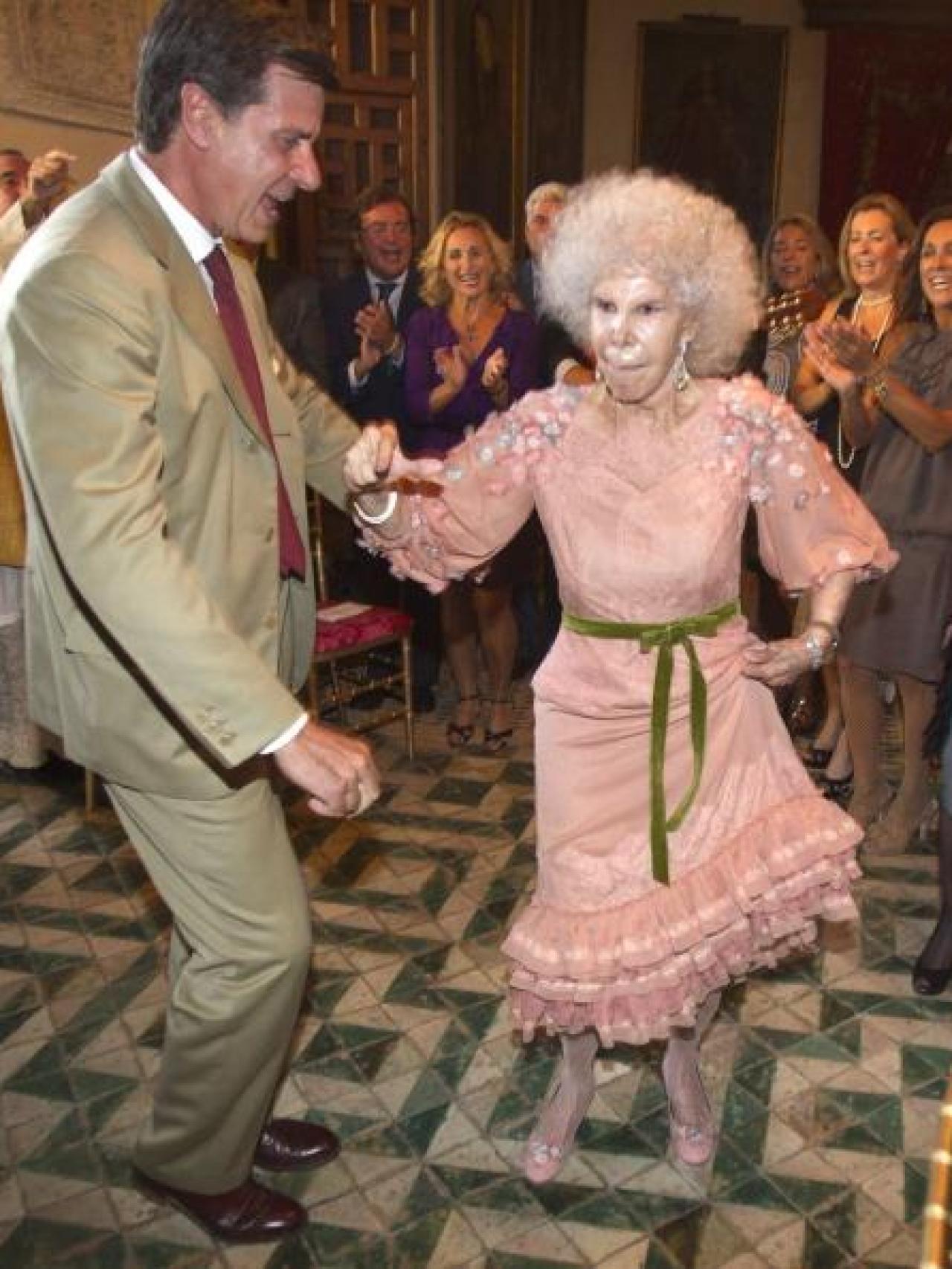 Cayetano bailando con su madre en su tercera boda.