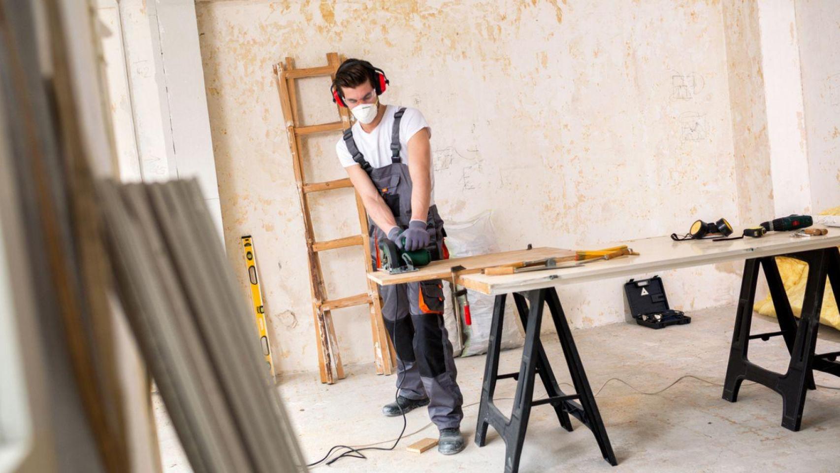 Hombre haciendo obras en una vivienda.