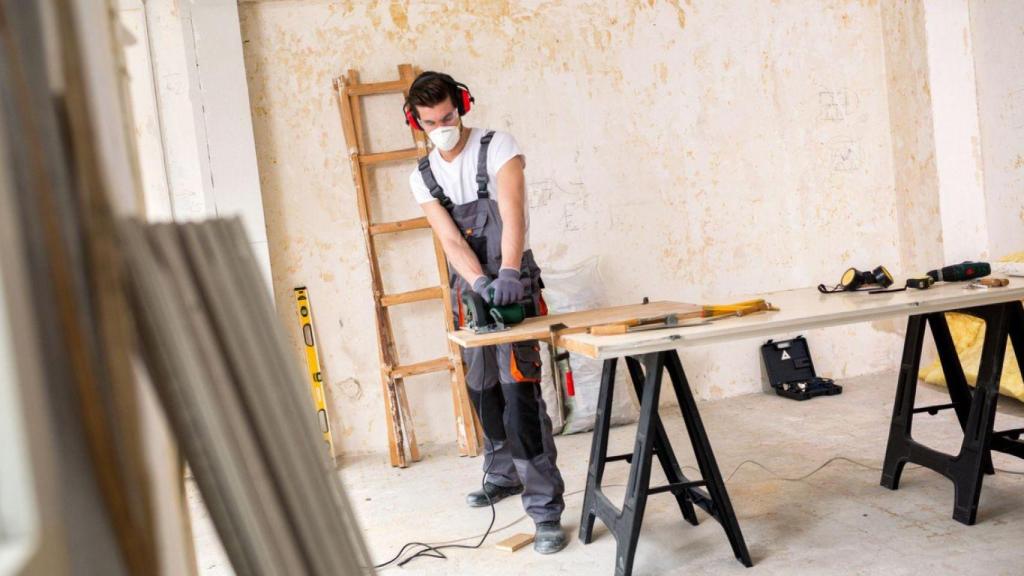 Hombre haciendo obras en una vivienda.