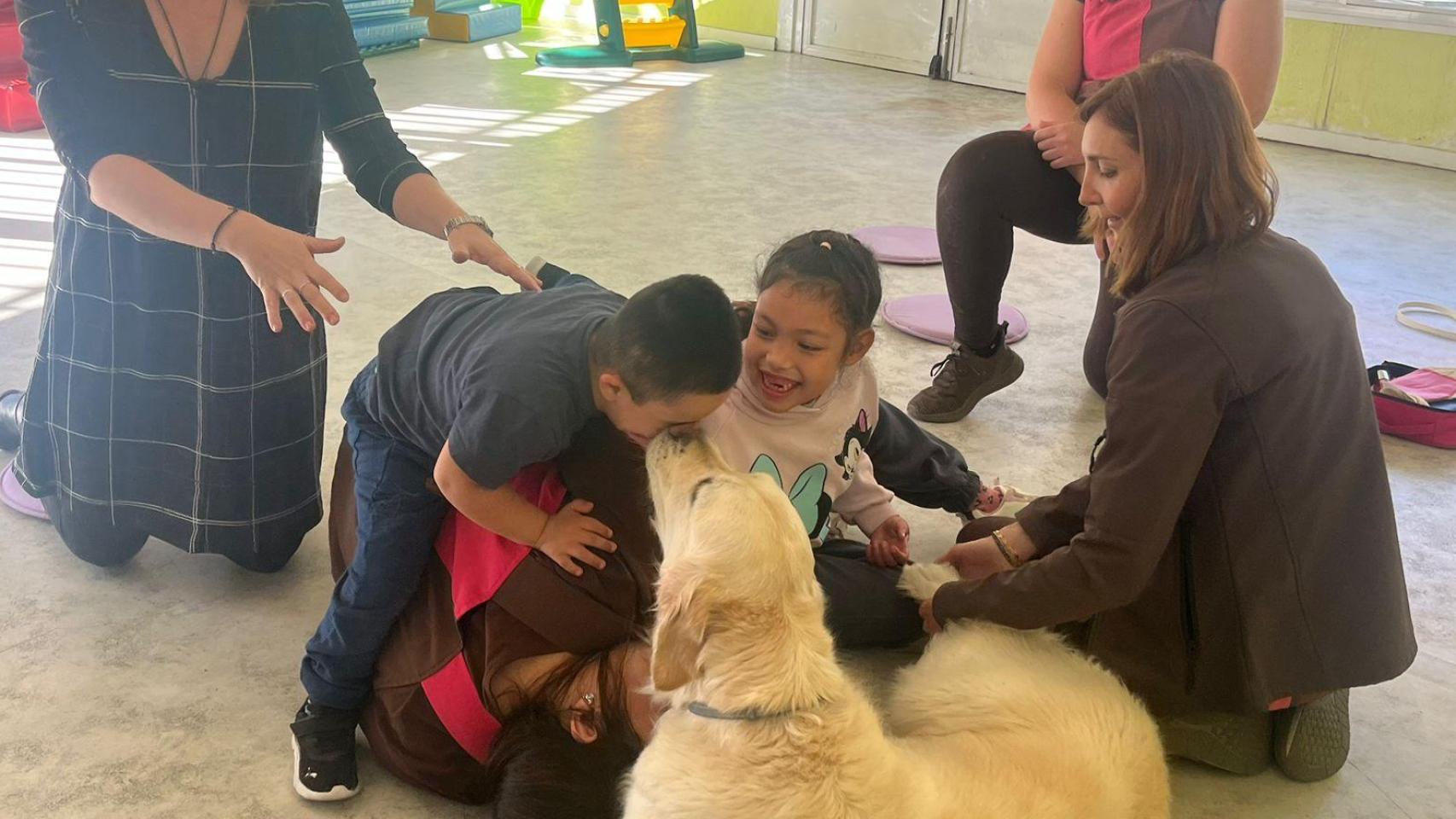 Lia con los niños del Centro Especial Infanta Elena de Madrid.