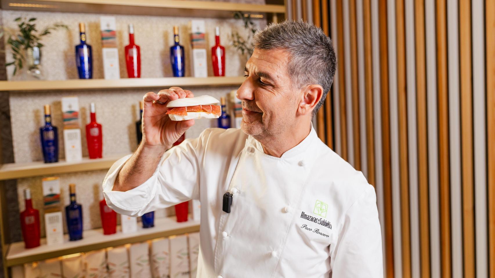 Paco Roncero con su bocadillo de jamón con aceite de Parqueoliva.