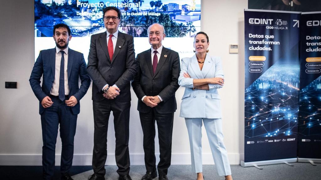 El director general de Red.es, Jesús Herrero; el ministro para la Transformación Digital y de la Función Pública, Óscar López; el alcalde de Málaga, Francisco de la Torre, y la concejala de Innovación, Alicia Izquierdo.