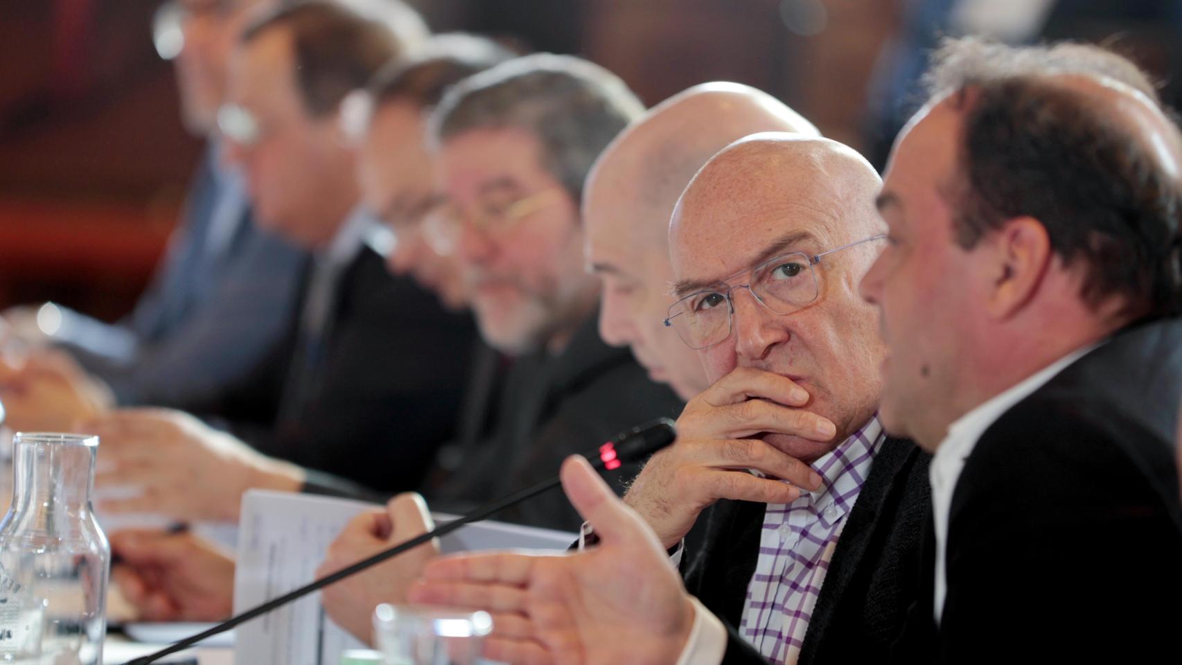Jesús Julio Carnero, alcalde de Valladolid, durante la Mesa de la Automoción.
