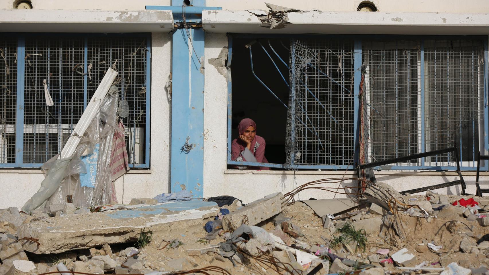 Mujer palestina entre las ruinas de un edificio en un barrio del este de Rafah, franja de Gaza.