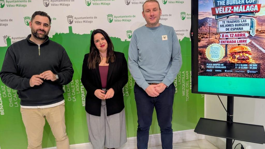 Los organizadores del campeonato junto a la concejala de Vélez Málaga Lourdes Piña.