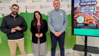 Los organizadores del campeonato junto a la concejala de Vélez Málaga Lourdes Piña.