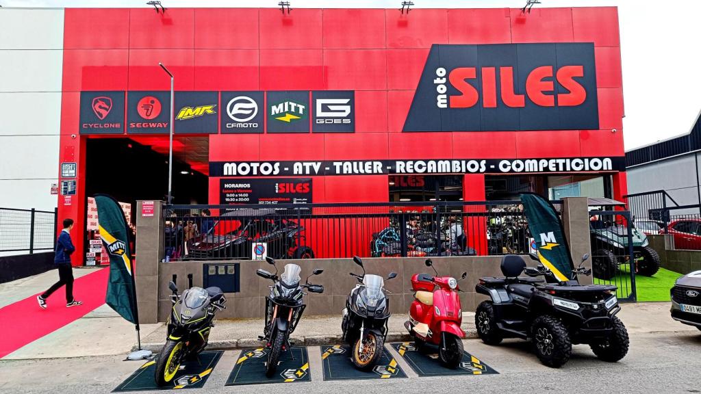 Exterior de la nueva tienda de Moto Siles en Alhaurín de la Torre
