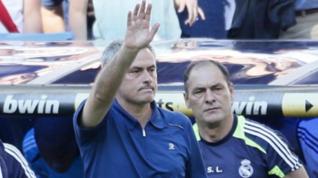 Silvino Louro, detrás de José Mourinho.