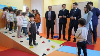 El presidente de la Junta, Juanma Moreno, en una escuela infantil en Los Molares (Sevilla).