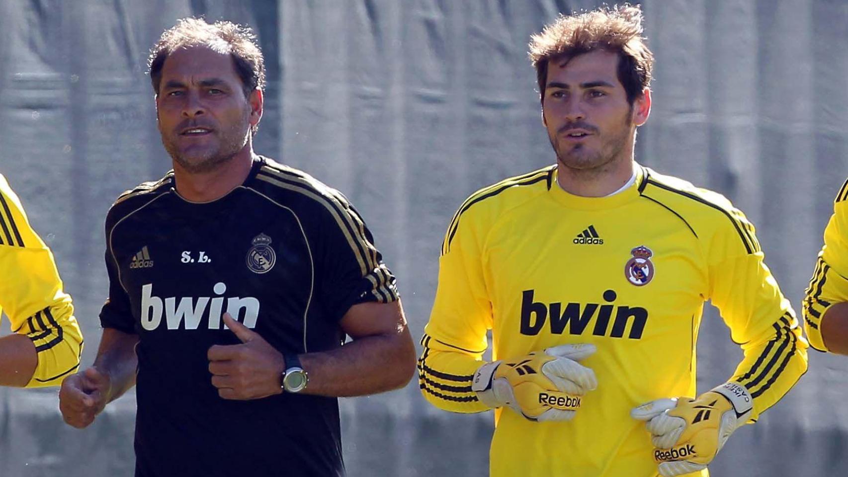 Silvino Louro, durante un entrenamiento con Iker Casillas en el Real Madrid.