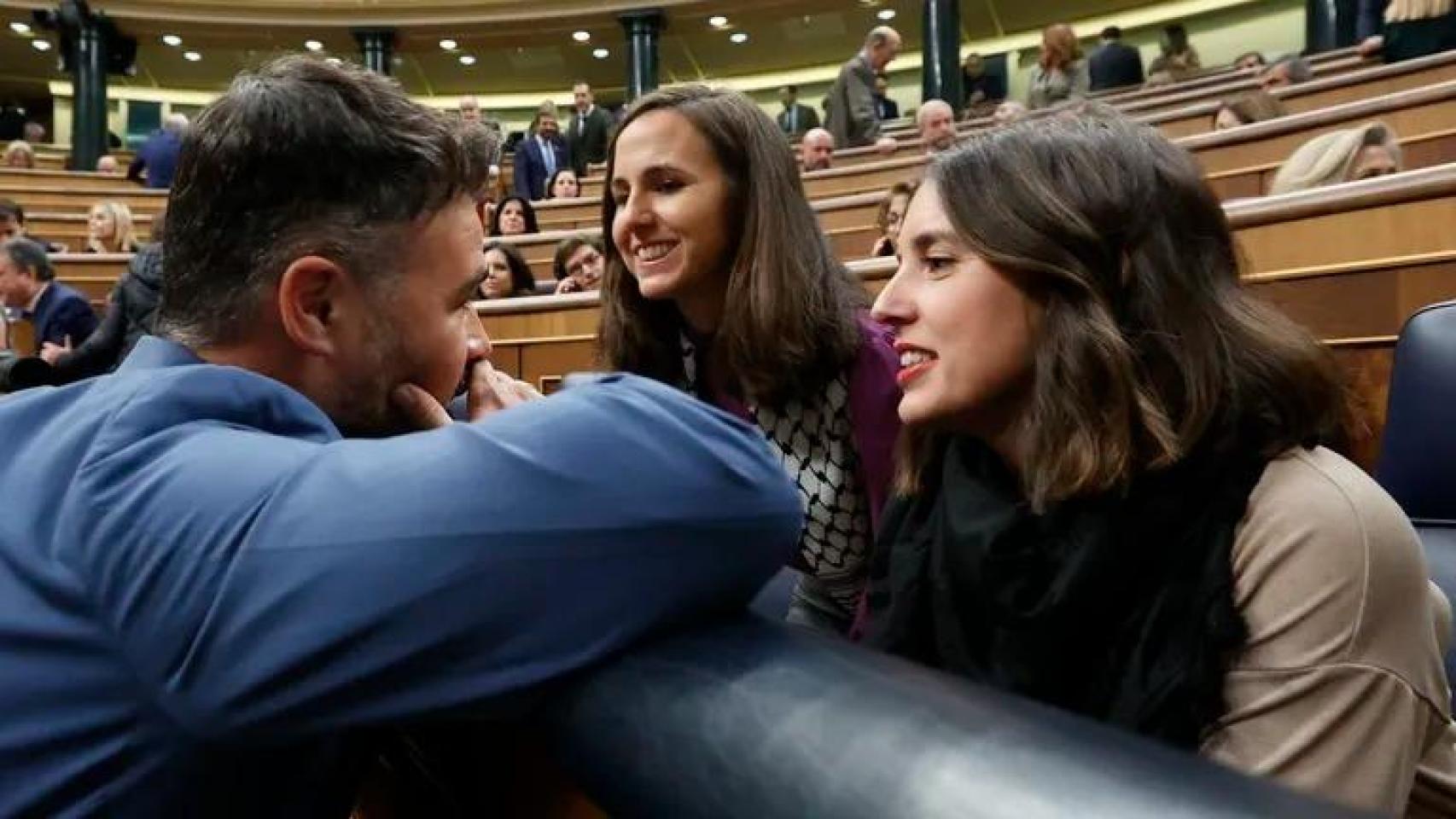 Gabriel Rufián junto a Ione Belarra e Irene Montero en el Congreso de los Diputados.