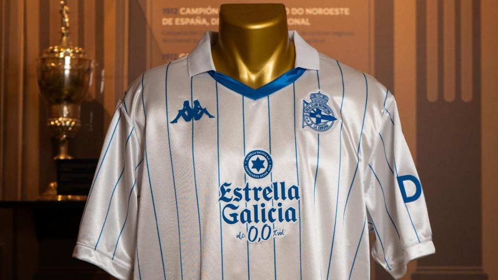 El Deportivo presenta su equipación retro para el partido ante el Huesca