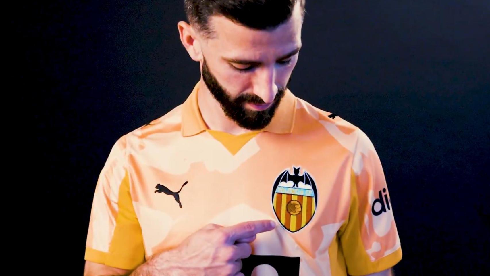 José Luis Gayá, capitán del Valencia, luce la camiseta de la temporada 90-91.