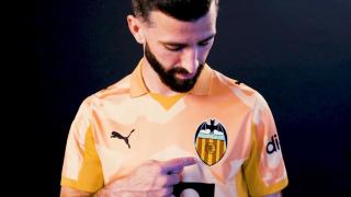 José Luis Gayá, capitán del Valencia, luce la camiseta de la temporada 90-91.