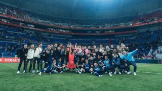 Jugadores y cuerpo técnico del Celta celebran el pase a cuartos