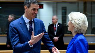 Pedro Sánchez saluda a Ursula von der Leyen durante la cumbre de este jueves en Bruselas