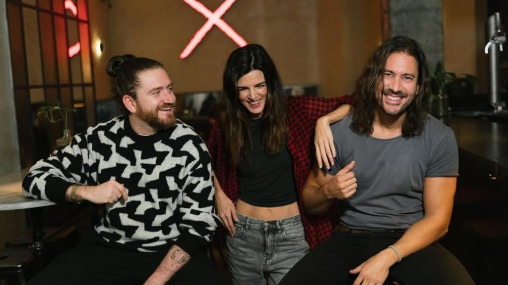 Clara Lago con José Lucena, a la izquierda, y Víctor Pinacho, a la derecha.