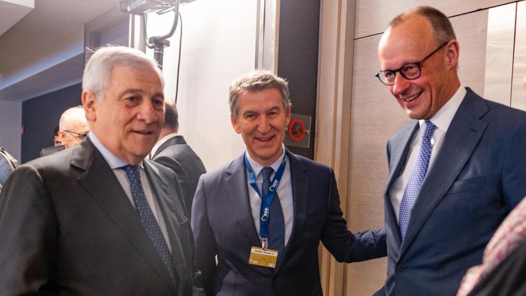 Núñez Feijóo, con el vicepresidente italiano Antonio Tajani y el canciller alemán, Friedrich Merz, este jueves en Bruselas.