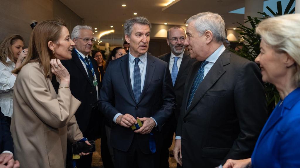 Feijóo, rodeado de Metsola, Weber, Tajani y Von der Leyen, en la cumbre del PPE, este jueves en Bruselas.