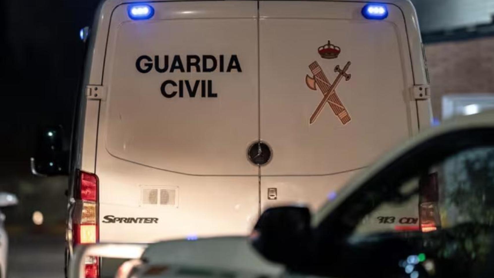 Imagen de un furgón de la Guardia Civil por la noche.