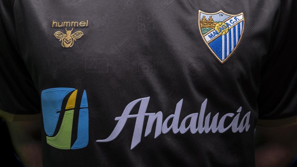 El Málaga CF apuesta por el negro de la noche de Leeds para su camiseta 'Legado'