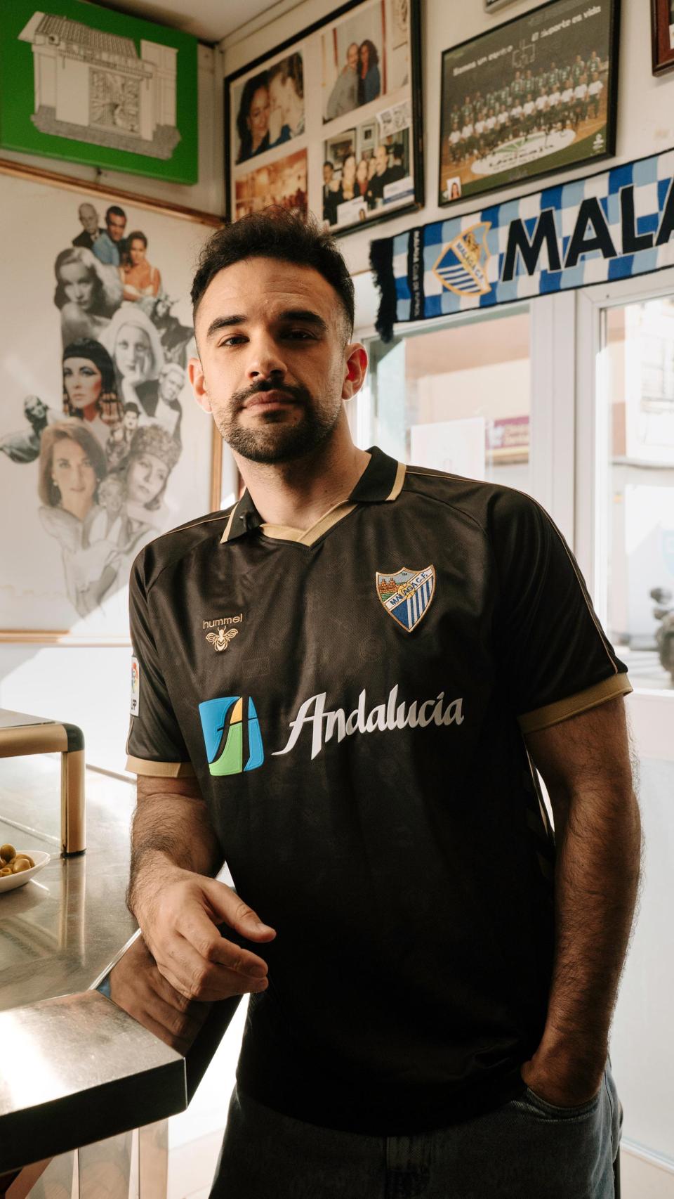 El streamer IlloJuan posa con la nueva camiseta del Málaga CF